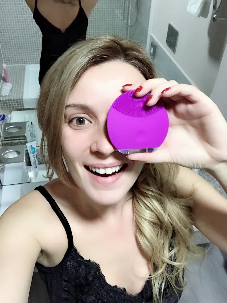 LUNA mini perie faciala de la FOREO cu produse de îngrijire a pielii