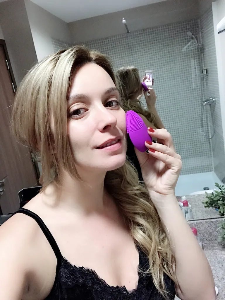 Folosind perie curatare faciala LUNA mini pe fata
